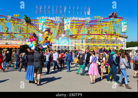 L'Oktoberfest de Munich est le plus grand festival de bière du monde. Les visiteurs ont beaucoup de plaisir avec de grands carrousels. Banque D'Images