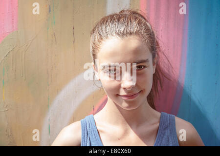 Image tonique, smiling girl devant un graffiti Banque D'Images