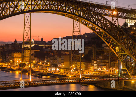 Début de soirée coucher de soleil sur Porto et le Douro avec l'allumé Luiz I bridge en premier plan, Portugal Banque D'Images