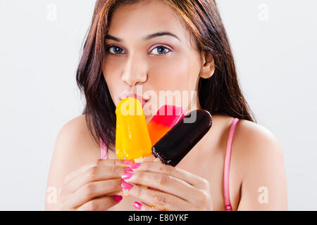 Belle indienne gant avec Icecream Banque D'Images