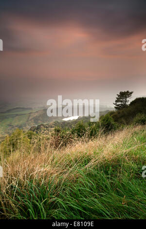 La vallée de York et le lac Gormire de Sutton Bank sur le North Yorkshire Moors, l'Angleterre. Banque D'Images