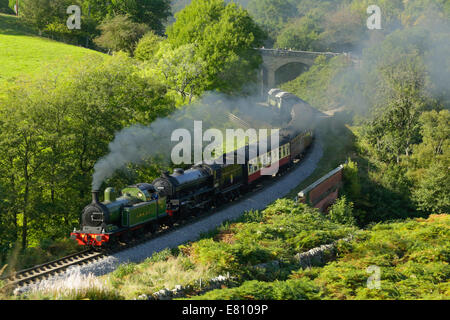 Deux locomotives à vapeur à Darnholme Goathland sur le près de North York Moors patrimoine vapeur ligne de chemin de fer. Banque D'Images