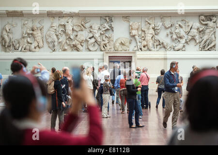 Berlin, Allemagne. 28 Sep, 2014. Les visiteurs regarder les fresques et l'autel de Pergame à l'autel du Musée Pergamon de Berlin, Allemagne, 28 septembre 2014. De nombreux visiteurs sont venus sur le dernier jour de visite avant la fermeture partielle de l'autel de la place pour cinq ans. PHOTO : MAURIZIO GAMBARINI/dpa/Alamy Live News Banque D'Images