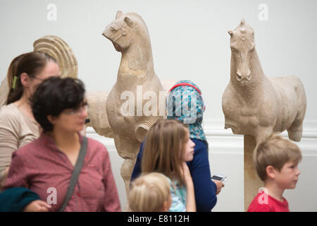 Berlin, Allemagne. 28 Sep, 2014. Les visiteurs regarder les fresques et l'autel de Pergame à l'autel du Musée Pergamon de Berlin, Allemagne, 28 septembre 2014. De nombreux visiteurs sont venus sur le dernier jour de visite avant la fermeture partielle de l'autel de la place pour cinq ans. PHOTO : MAURIZIO GAMBARINI/dpa/Alamy Live News Banque D'Images