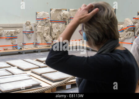 Berlin, Allemagne. 28 Sep, 2014. Les visiteurs regarder les fresques et l'autel de Pergame à l'autel du Musée Pergamon de Berlin, Allemagne, 28 septembre 2014. De nombreux visiteurs sont venus sur le dernier jour de visite avant la fermeture partielle de l'autel de la place pour cinq ans. PHOTO : MAURIZIO GAMBARINI/dpa/Alamy Live News Banque D'Images