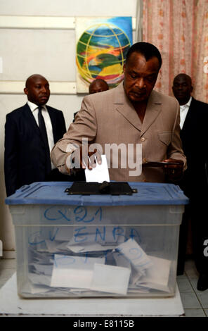 Brazzaville, République du Congo. 28 Sep, 2014. Le Président de la République du Congo Denis Sassou-Nguesso jette son vote pour les élections locales du pays à un bureau de scrutin de Brazzaille, République du Congo, 28 septembre 2014. L'élection qui se déroulera en République du Congo's 111 circonscriptions électorales permettra de renouvellement du mandat des conseils municipaux et départementaux qui eu lieu pour la dernière fois en 2008 les sondages. Credit : Wang Bo/Xinhua/Alamy Live News Banque D'Images