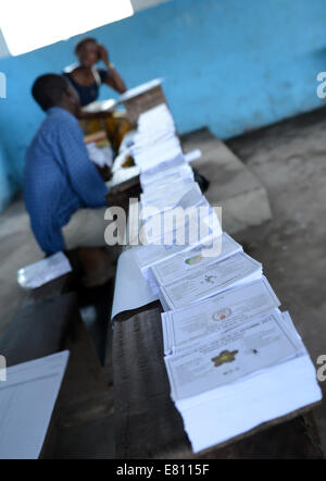 Brazzaville, République du Congo. 28 Sep, 2014. Les membres du personnel pour préparer les élections locales à un bureau de scrutin de Brazzaille, République du Congo, 28 septembre 2014. L'élection qui se déroulera en République du Congo's 111 circonscriptions électorales permettra de renouvellement du mandat des conseils municipaux et départementaux qui eu lieu pour la dernière fois en 2008 les sondages. Credit : Wang Bo/Xinhua/Alamy Live News Banque D'Images