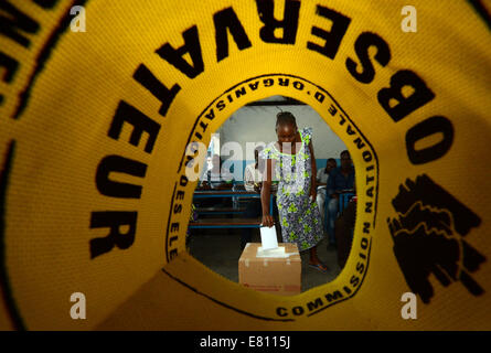 Brazzaville, République du Congo. 28 Sep, 2014. Une femme jette ses bulletins de vote pour les élections locales du pays à un bureau de scrutin de Brazzaille, République du Congo, 28 septembre 2014. L'élection qui se déroulera en République du Congo's 111 circonscriptions électorales permettra de renouvellement du mandat des conseils municipaux et départementaux qui eu lieu pour la dernière fois en 2008 les sondages. Credit : Wang Bo/Xinhua/Alamy Live News Banque D'Images