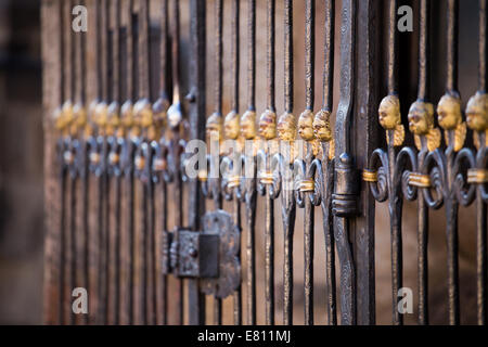 Portail de la cathédrale de Saint Barthélémy avec peu d'ange en laiton tête dans Pilsen, République Tchèque, Europe Banque D'Images