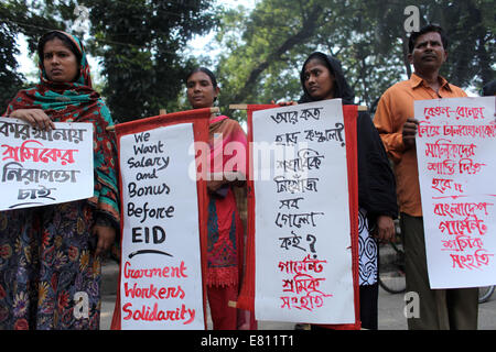 Dhaka, Bangladesh. 28 Sep, 2014. Vêtements travailleur a fait protester & chaîne humaine devant le club de presse Salaire exigeant et eid Bonus avant l'Aïd. Zakir Hossain Chowdhury Crédit : Fil/ZUMA/Alamy Live News Banque D'Images