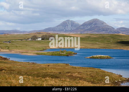 Loch Finlaggan sur l'île d'Islay est le foyer de l'ancien siège des seigneurs des îles, derrière sont les Paps of Jura. Banque D'Images