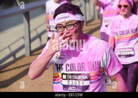 Londres, Royaume-Uni, le 28 septembre, 2014. Des centaines de coureurs ont pris part à la Color Run au Queen Elizabeth Olympic Park. Connu sous le nom de la '5k le plus heureux de la planète', les participants ont profité d'une journée couleur fou comme à chaque kilomètre d'une poudre de couleur différente est jetée en l'air. Un festival de couleurs suit l'exécution. Photo par voir Li Crédit : Voir Li/Alamy Live News Banque D'Images
