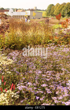 Bruton, Somerset UK. Temps d'automne magnifique sur le dernier week-end de septembre a amené de nombreux visiteurs à l'Hauser & Wirth jardins à leur galerie à Bruton, Somerset, Royaume-Uni. Les jardins ont été conçus par le Néerlandais Piet Oudolf paysagiste. Banque D'Images