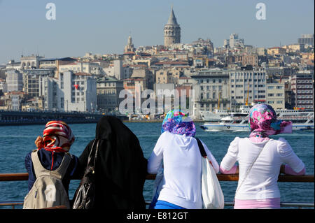 Quatre femmes sur un ferry Eminönü approche Bosphore Banque D'Images