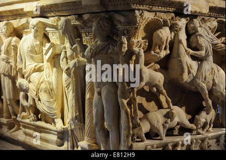 Le sarcophage d'Ambararasi Sidamara de la période romaine dans le musée d'archéologie à Istanbul Banque D'Images