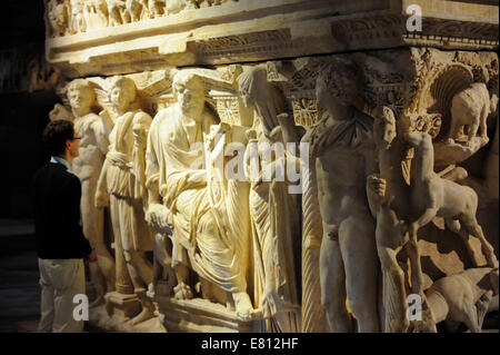 Le sarcophage d'Ambararasi Sidamara de la période romaine dans le musée d'archéologie à Istanbul Banque D'Images