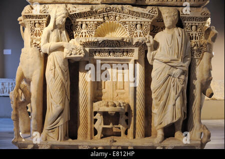 Le sarcophage d'Ambararasi Sidamara de la période romaine dans le musée d'archéologie à Istanbul Banque D'Images