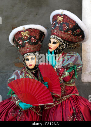 Des inconnus en masque de carnaval à Venise, Italie sur février 2014. Banque D'Images