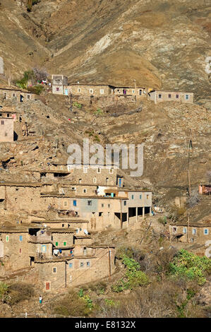 Vue verticale d'un petit mudbrick village niché dans les montagnes du Haut Atlas au Maroc. Banque D'Images