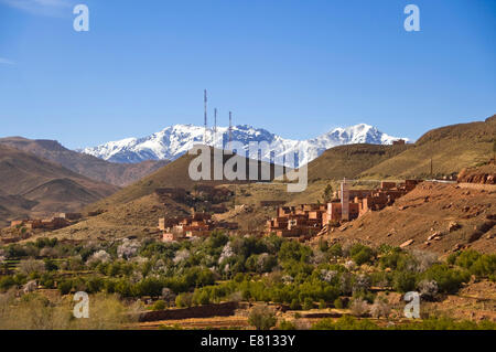 Vue horizontale d'un petit village berbère dans le Haut Atlas au Maroc. Banque D'Images