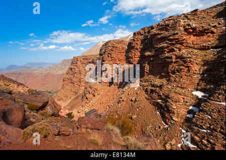 Vue horizontale du grès rouge cliffs dans le Haut Atlas au Maroc. Banque D'Images