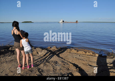 Ferry sur la grande rivière. Les rivières Yakut Lena et Aldan pas les ponts. Les gens attendent le ferry. Banque D'Images