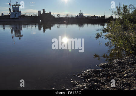 Ferry sur la grande rivière. Les rivières Yakut Lena et Aldan pas les ponts. Les gens attendent le ferry. Banque D'Images