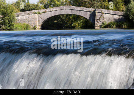 Une petite chute sur la Charente et à Vibrac en région de Cognac de France. Banque D'Images