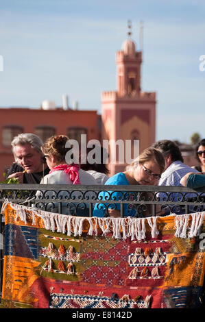 Vue verticale de personnes à un café sur le toit bénéficiant d'une vue sur la place Jemaa el-Fna à Marrakech. Banque D'Images