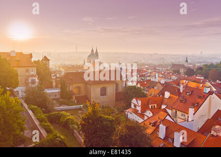Prague City Skyline Matin, vue de la ville basse ou petit quartier des murs du château de Prague. Banque D'Images