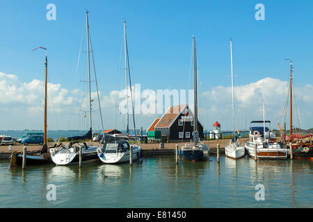 Vue sur le port de Marken, Waterland, Hollande du Nord, aux Pays-Bas. Banque D'Images