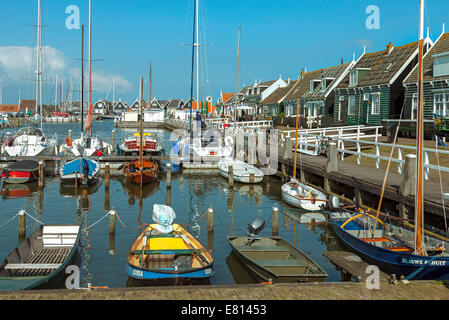 Vue sur le port de Marken, Waterland, Hollande du Nord, aux Pays-Bas. Banque D'Images