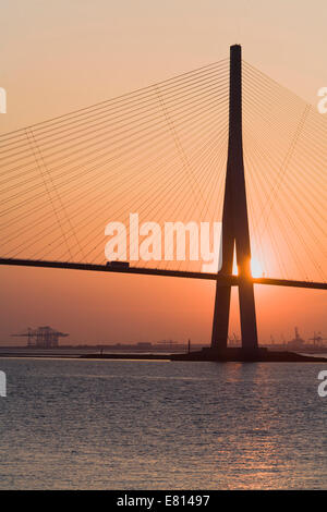 France, Haute-Normandie, Seine-Maritime, camion traversant la Seine au Pont de Normandie, près du Havre Banque D'Images