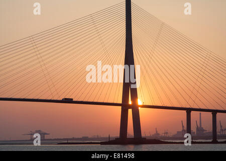 France, Haute-Normandie, Seine-Maritime, camion traversant la Seine au Pont de Normandie, près du Havre Banque D'Images