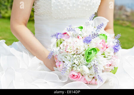 Bouquet dans les mains de la mariée Banque D'Images