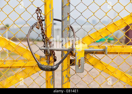 Chaîne métallique et serrure sur fond jaune Banque D'Images