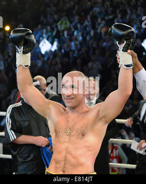 Boxeur allemand Arthur Abraham célèbre sa victoire contre Paul Smith à partir de la Grande-Bretagne après la championnat WBO des poids moyens Super combat de Sparkassen-Arena à Kiel (Schleswig-Holstein), Allemagne, 27 septembre 2014. Abraham reste le champion en titre dans la catégorie poids moyens super. Photo : Daniel Reinhardt/dpa Banque D'Images