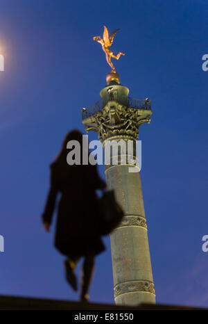 France, Paris, Colonne de Juillet surmonté de la statue du "génie de la liberté, Place de la Bastille Banque D'Images