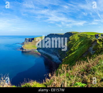 Les touristes à les falaises de Moher, le Burren, comté de Clare, Irlande Banque D'Images