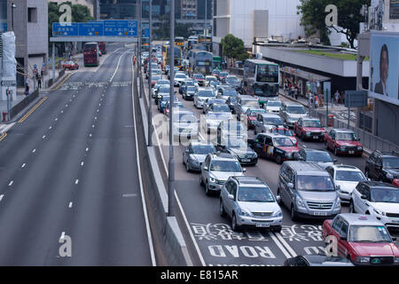 Hong Kong. 28 Sep, 2014. Fermeture des routes au district Central, Hong Kong, Chine. Manifestations contre la décision de Beijing à Hong Kong offre les électeurs, de choisir leur chef de l'exécutif en 2017, élections de candidats plutôt que d'une liste ouverte. Credit : SCWLee/Alamy Live News Banque D'Images