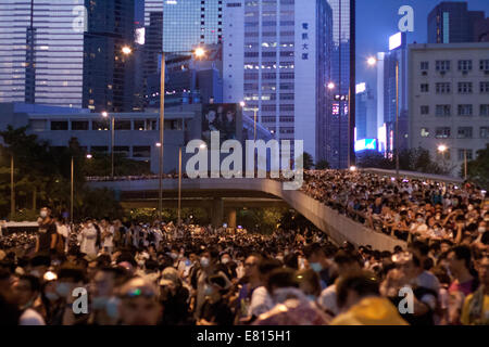 Hong Kong. 28 Sep, 2014. Des foules de gens à l'occuper le centre de manifestations, Hong Kong, Chine. Manifestations contre la décision de Beijing à Hong Kong offre les électeurs, de choisir leur chef de l'exécutif en 2017, élections de candidats plutôt que d'une liste ouverte. Credit : SCWLee/Alamy Live News Banque D'Images