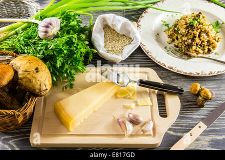 Ingrédients de l'Italien risotto aux champignons disposées sur une table en bois Banque D'Images