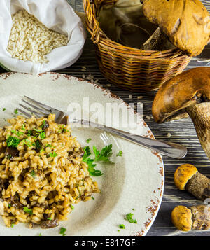 L'Italien risotto aux champignons disposées sur une table en bois Banque D'Images