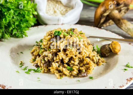 L'Italien risotto aux champignons disposées sur une table en bois Banque D'Images