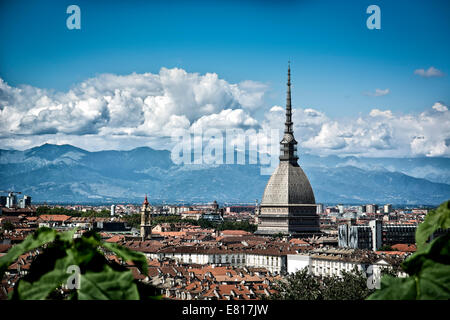 Vue panoramique sur le centre-ville de Turin, en Italie, dans une journée ensoleillée, avec Mole Antonelliana et les Alpes en arrière-plan Banque D'Images