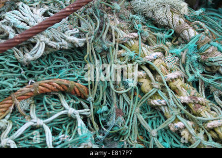 Chalutier Commercial filets de pêche et des cordages, le séchage sur le quai à Scarborough, North Yorkshire, UK Banque D'Images