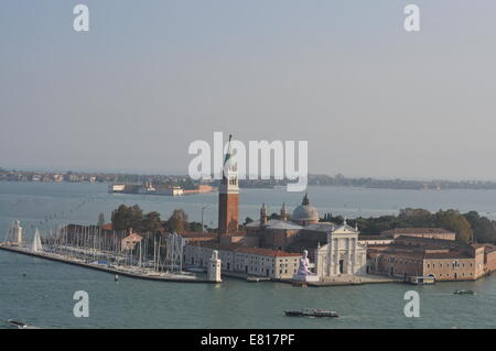 Cathédrale de San Giorgio Maggiore vue depuis le campanile de la tour de la Place Saint-Marc, Venise, Italie. Banque D'Images