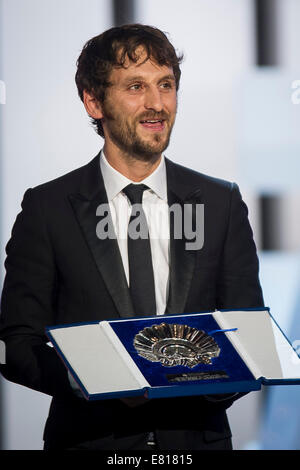 L'acteur espagnol Raul Arevalo accepte le Silver Shell (Concha de Plata) Prix du meilleur acteur au nom de l'acteur espagnol Javier Gutierrez pour son film 'La Isla des minima du Kursaal Palace pendant le 62e Festival International du Film de San Sebastian cérémonie de clôture le 27 septembre 2014 à San Sebastian/photo alliance Banque D'Images