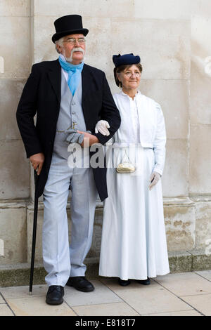 Couple dressed in la mode de la période 1900-1909 Banque D'Images