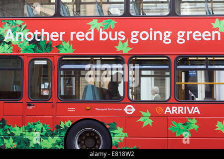 Célèbre London Red Bus autobus hybrides 'Vert pour Londres' Banque D'Images